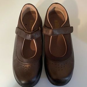 Drew shoes Velcro straps